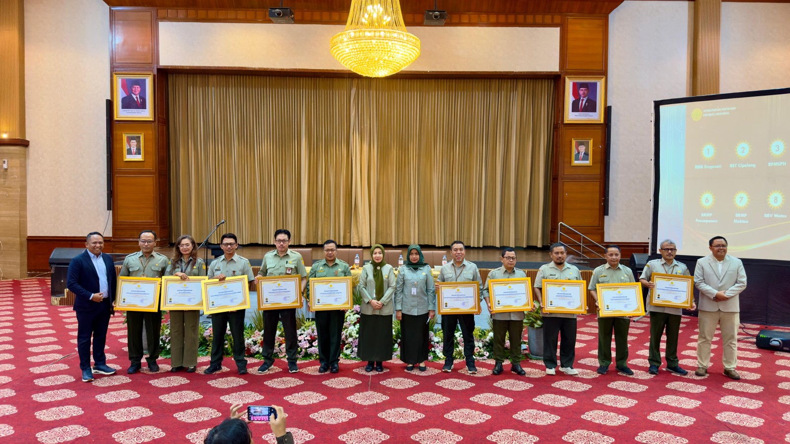 PENGHARGAAN PELAYANAN PRIMA 1